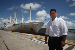 Gabriel Calzavara, presidente da Atlântico Tuna, na frente de um dos dez barcos arrendados da Japan Tuna. crédito: Demis Roussos