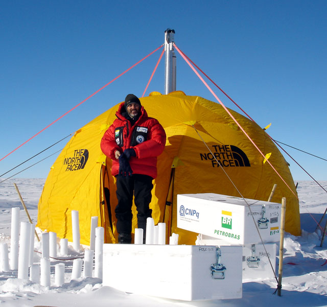 O glaciólogo Jefferson Simões com amostras de gelo na Antártica. Foto: Arquivo Pessoal