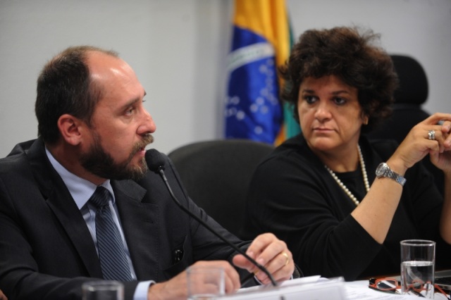 O advogado-geral da União, Luís Inácio Lucena Adams, e a ministra do Meio Ambiente, Izabella Teixeira, participam de audiência pública no Senado para discutir a medida provisória que altera o novo Código Florestal. Foto: Wilson Dias/ABr