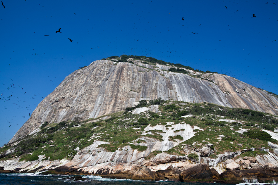 O nome Cagarras vem das manchas brancas das fezes dos pássaros que circundam as ilhas.