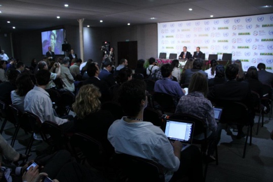 Coletiva de imprensa com o Negociador-Chefe do Brasil, Embaixador Luiz Alberto Figueiredo Machado, na sexta-feira. Crédito das fotos: Vitor Brunoro/UNIC Rio.