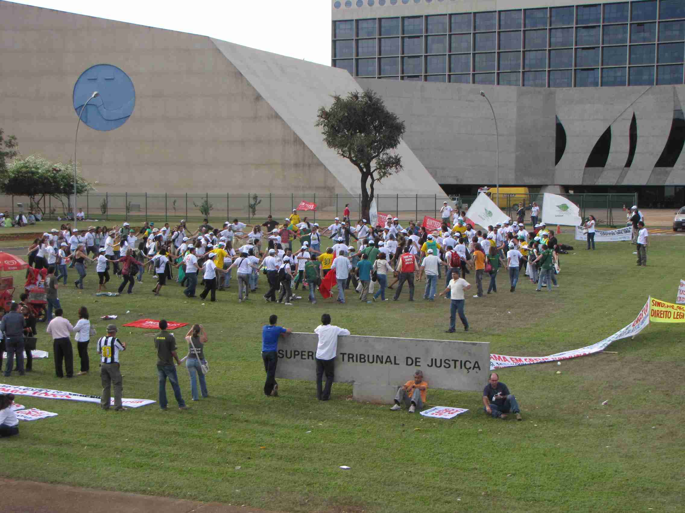 Manifestação em frente ao STJ durou toda quarta até decisão que considerou legal a greve dos órgãos de meio ambiente (foto: Bruno Coutinho)