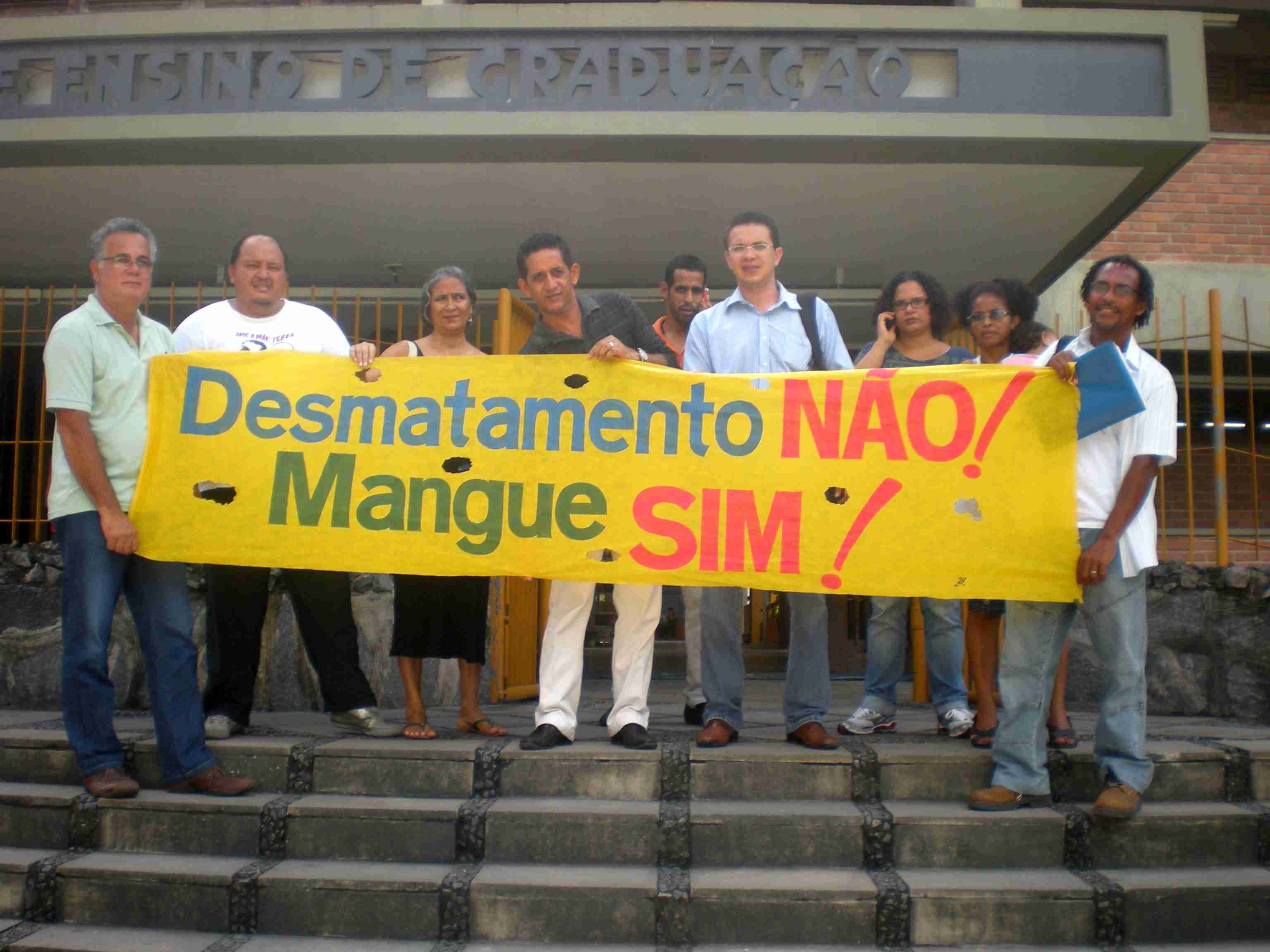 Ambientalistas protestam em frente ao prédio onde ocorreu ultima reunião do Consema de Pernambuco (foto: Celso Calheiros)