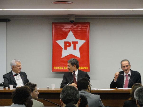 Aldo Rebelo (PCdoB) encontra-se com bancada do PT na tarde de quarta-feira para negociar a votação do Código Florestal (foto: Nathália Clark)
