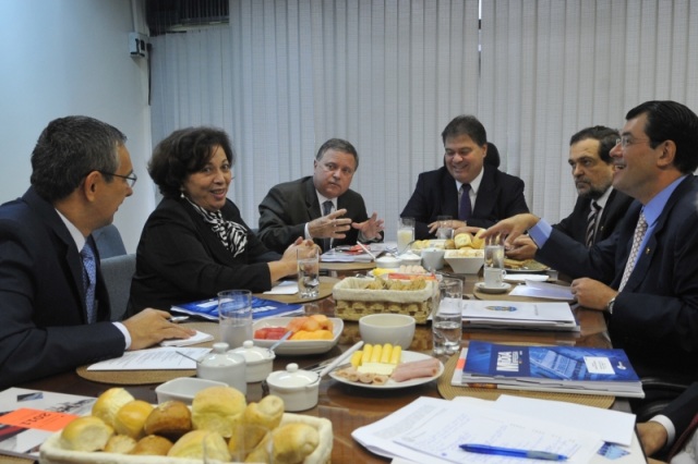 A ministra Ideli Salvatti, das Relações Institucionais, toma café da manhã com líderes partidários do Senado. A conversa foi sobre o possível veto da presidente Dilma Rousseff ao texto do Código Florestal. Foto: Antônio Cruz/ABr