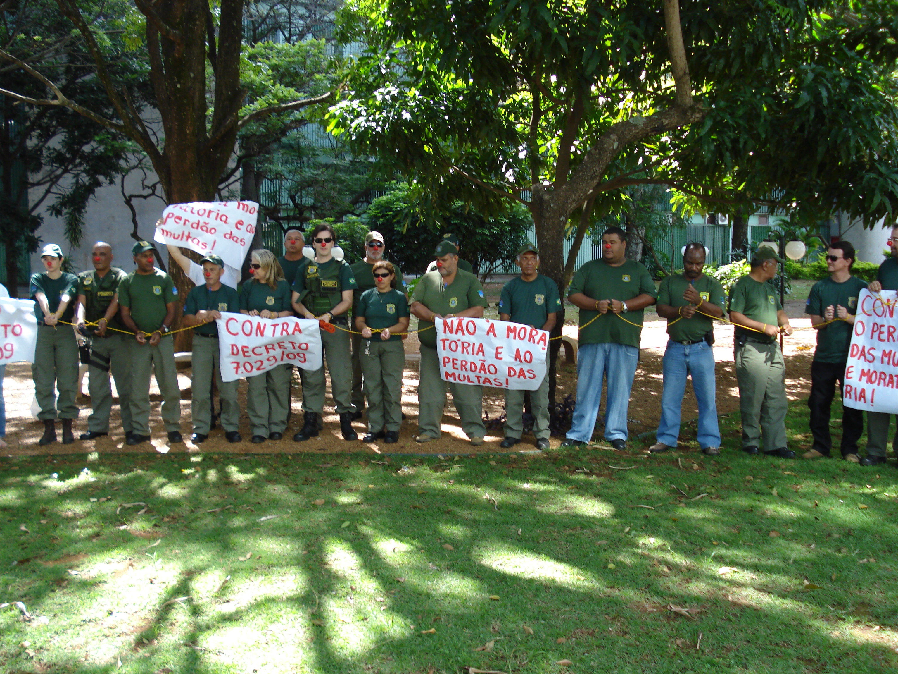 Fiscais protestam em Brasília contra lei que anistia desmatadores. (Foto: Ibama/DF)