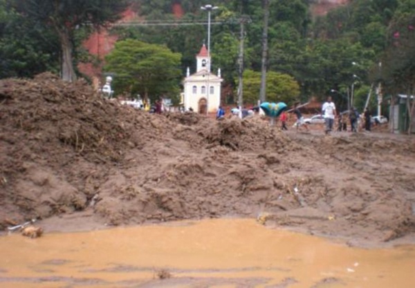 Destruição na região serrana, nas chuvas de 2011, já pode ser sinal de mudança climática. Foto: Frei Petrônio Miranda