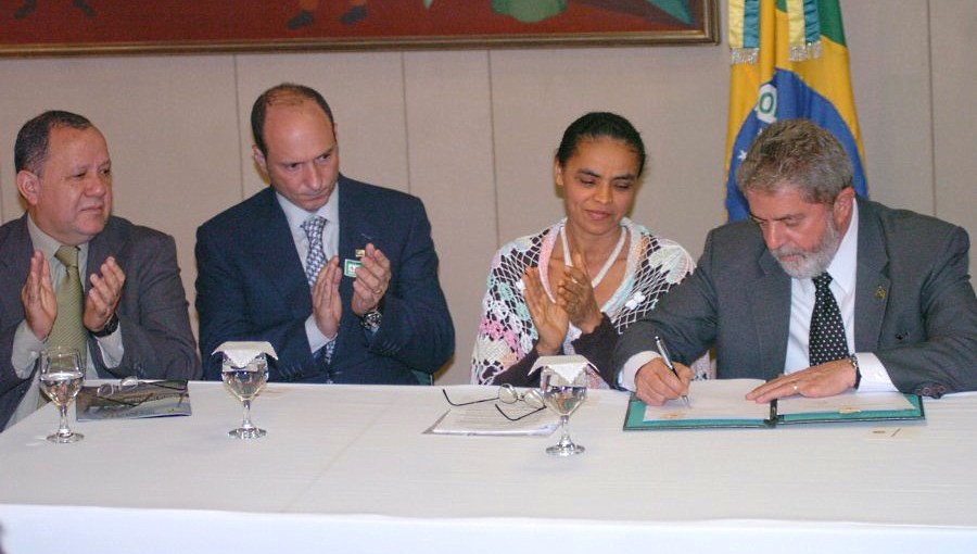 Momento em que o presidente Lula sanciona a Lei da Mata Atlântica, em 2006. Essa semana, Comissão de Meio Ambiente rejeitou proposta que facilitaria derrubada de árvores do bioma. foto: SOS Mata Atlântica