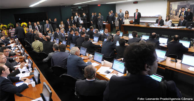 Sessão da Comissão de Constituição e Justiça da Câmara lotada. Mesmo sob forte protesto, deputados aprovam PEC 215. Foto: Leonardo Prado/Agência Câmara