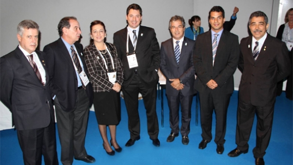 Parlamentares brasileiros assinaram termo prometendo votar leis que protejam as recursos hídricos do país. Foto: Assessoria CNA