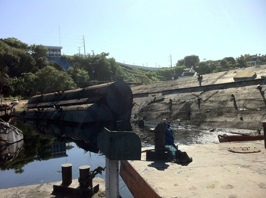 Dois tanques caíram na água. O conteúdo de um deles se espalhou pelo rio. Fotos: Vandré Fonseca