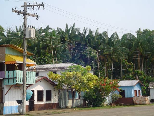 Comunidade do Lago do Limão, em Manacapuru (AM): Luz para todos leva energia para a zona rural, mas aumenta emissões de gases de efeito estufa.(foto: Vandré Fonseca)