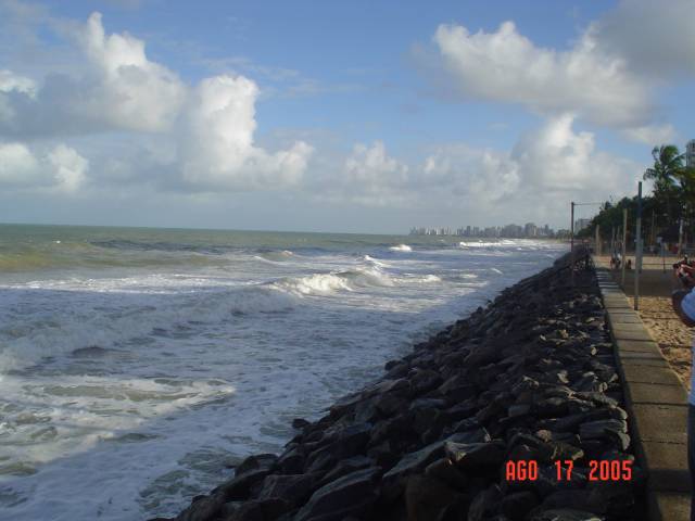 Em Boa Viagem, Recife, muretas fazem a proteção contra o mar (foto: Domingos Luna)