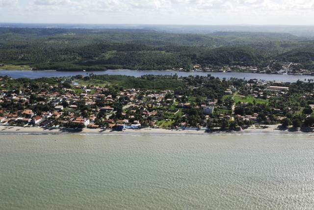 Em Olinda, construções próximas ao mar. Faixas de praia são perdidas (foto: Domingos Luna)