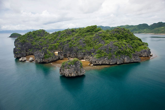 Vista aérea da costa de Camarines Sur coast e as ilhas, Bicol, Filipinas. Foto: © Jürgen Freund / WWF-Canon