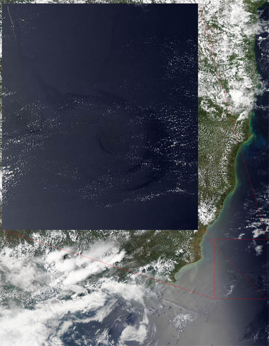 Imagem de satélite do sensor MODIS da NASA utilizada pelo Skythuth com destaque para a mancha de óleo na bacia de campos