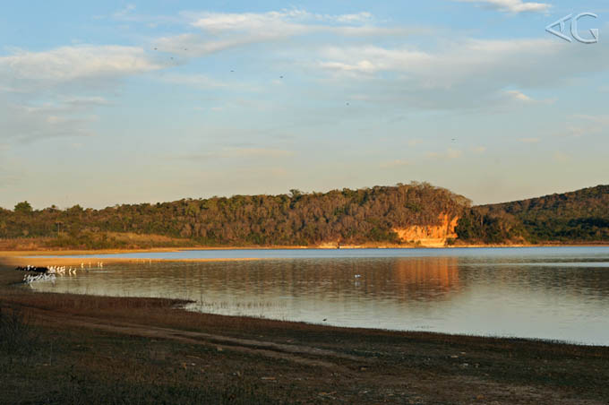 Vista geral da Lagoa do Sumidouro com o paredão ao fundo. 