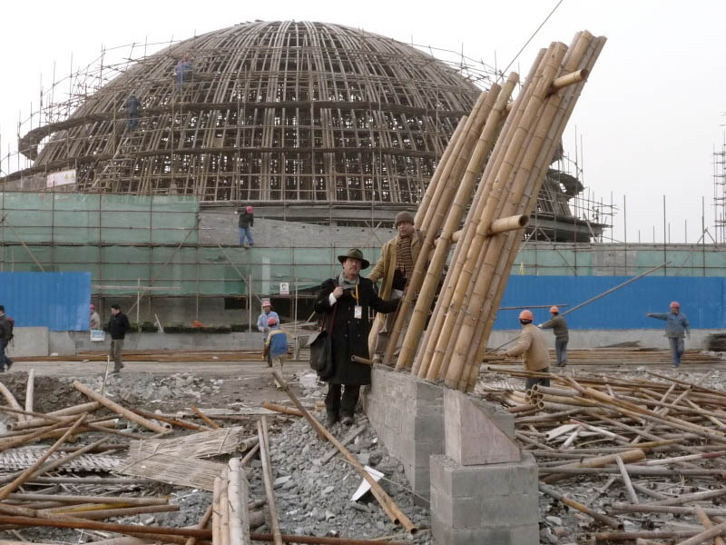 Veléz próximo ao seu pavilhão da Índiana, na Expo Shangai 2010. Foto: Acervo Simón Velez