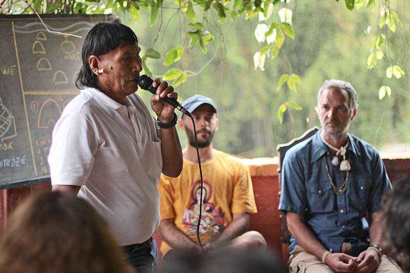6-	No EBA 2012, o Cacique Xavante Paulo César explica o significado da arquitetura para o povo indígena. Foto: Pedro Kiua
