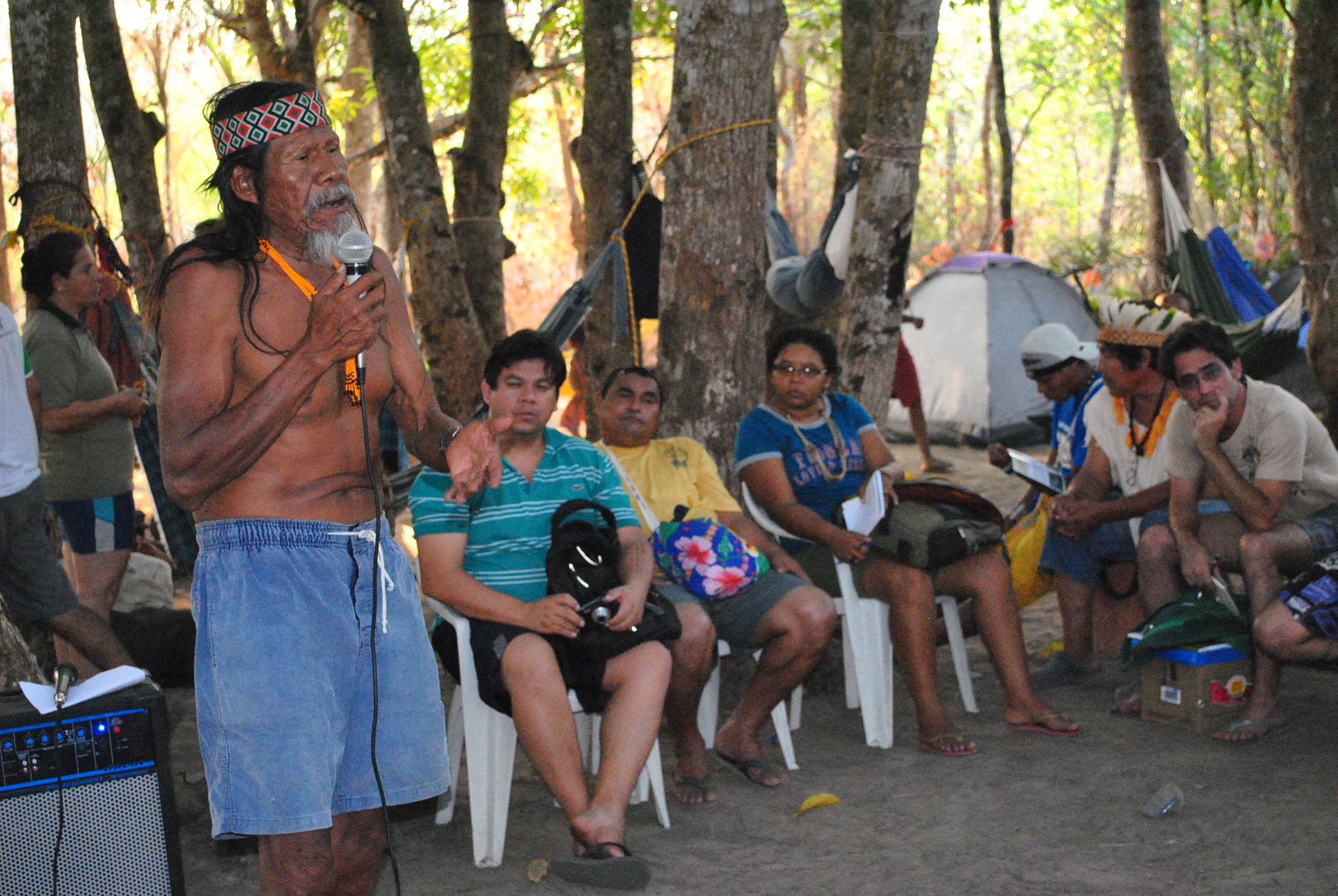 Em roda de conversa, Cacique Getúlio Krahô defende criação de gado e outros animais da região. (foto: Leilane Marinho)