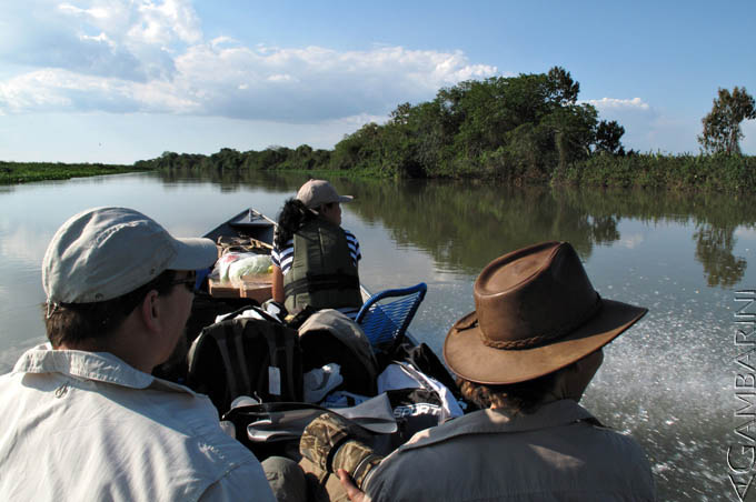 Viagem pelo Rio Paraguai, numa voadeira atolada de equipamentos e alimentos para uma equipe de 7 pessoas. Foto: Adriano Gambarini