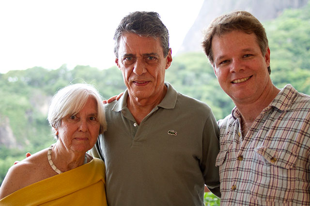 Dulce Maia, Chico Buarque e Daniel Toffoli durante as gravações do filme que lança o muriqui como mascote de 2016. Foto: Daniel Toffoli