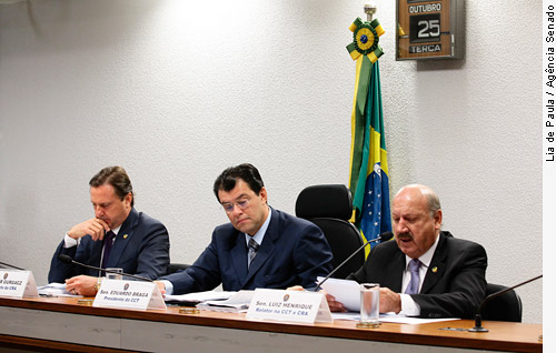 Senador Luiz Henrique lê seu parecer nas Comissões de Agricultura e Ciência e Tecnologia
