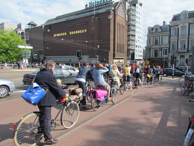 Essa é uma avenida de alta circulação, um dos poucos locais no centro de Amsterdam onde há congestionamento (de carros e de bicicletas) pesado nas horas de pico. Foto: Natália Garcia
