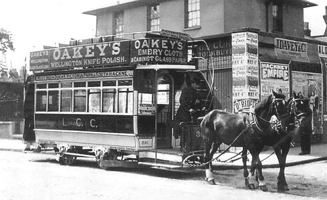 Antigo omnibus em circulação. Crédito: foto retirada de um jornal e cedida pelo London Transport Museum