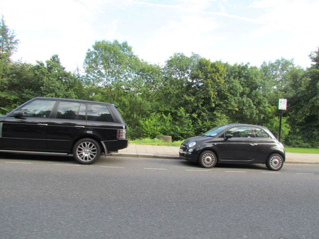 Local de estacionamento público de Londres, com o totem de pagamentos ao lado. Foto: Natália Garcia