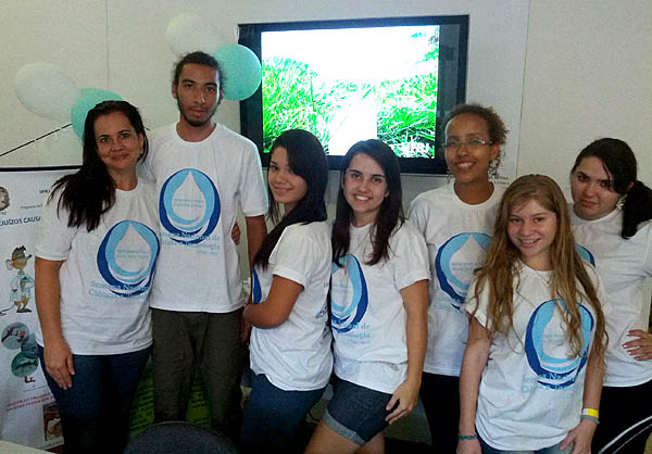 A coordenadora Mônica Rocha, e o estudante Leonardo Moraes, seguidos pelas demais integrantes da equipe que realizou a pesquisa. Foto: Gabriela Machado