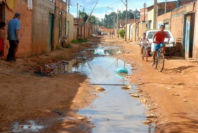 Casas sem coleta de esgoto são realidades em quase a metade dos domicílios do país. Acima, esgoto a céu aberto em uma rua de Brasília. Foto: Valter Campanato/Agência Brasil.