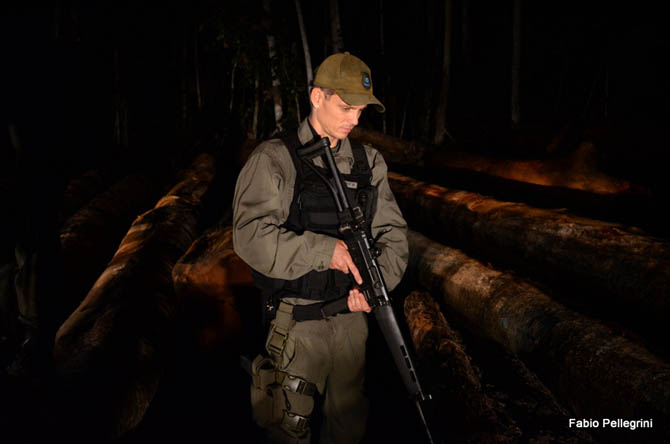 Agente do Ibama faz a guarda da esplanada em meio a mata. Clique nas fotos abaixo para ampliar. (Fotos: Fabio Pellegrini)