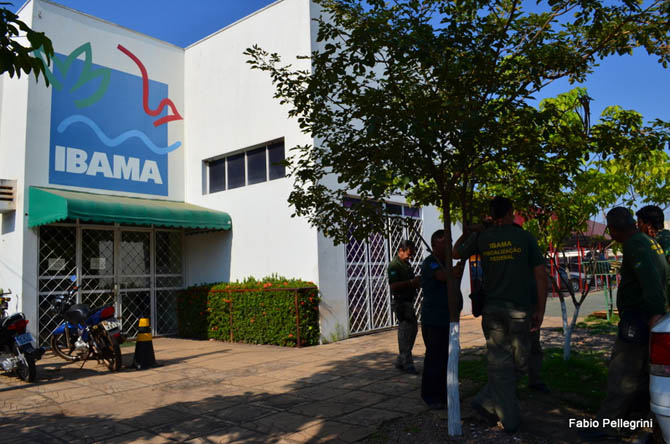 Fachada da Gerencia Regional do Ibama em Sinop e agentes aguardando ordens.