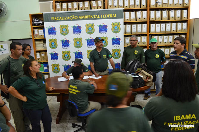 Na reunião dos agentes do Ibama antes da saída, os últimos ajustes.