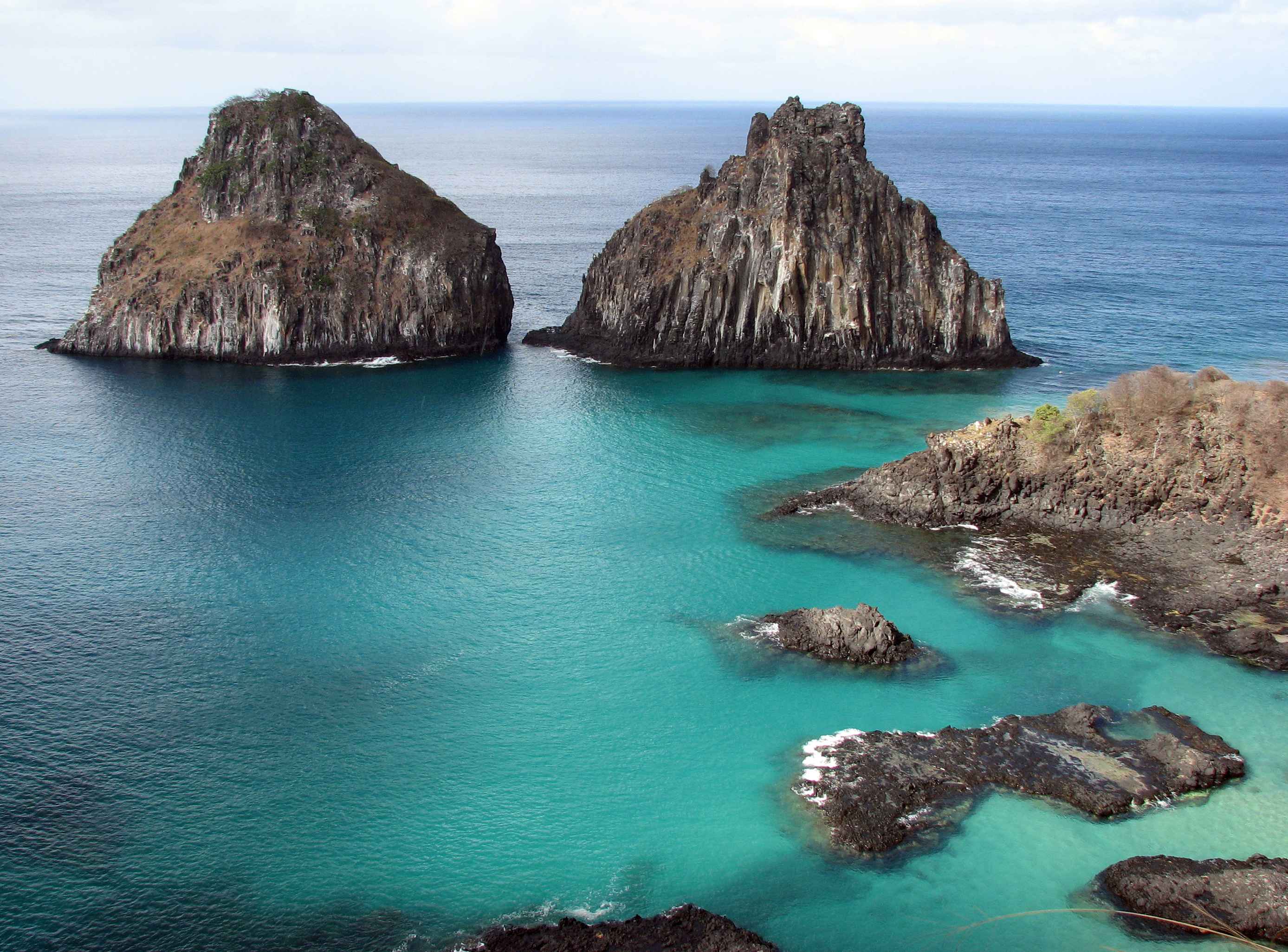 Baía dos Porcos, um dos cartões postais de Noronha (foto: Aldem Bourscheit)