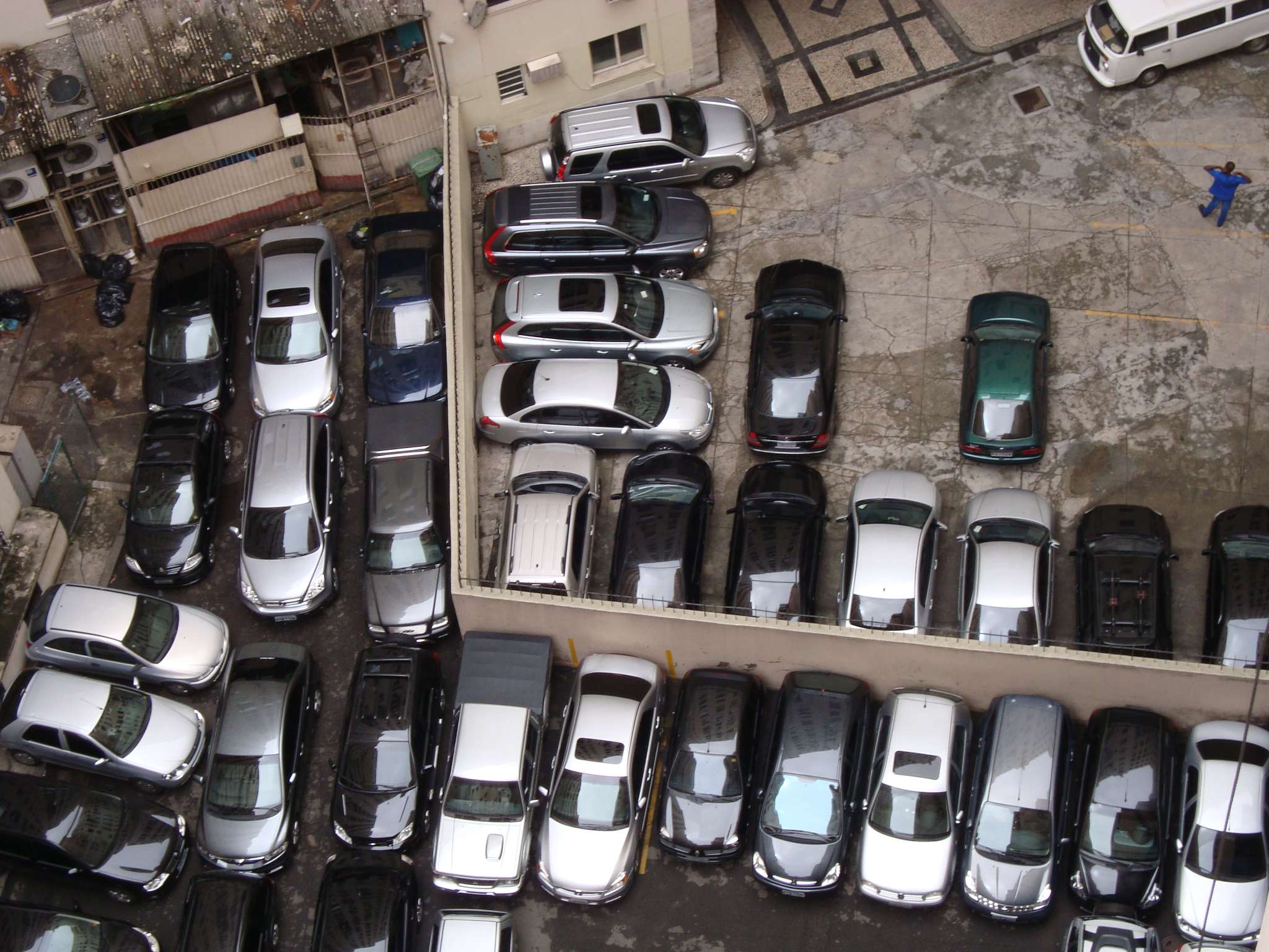 Estacionamento apertado. Abrir mão de um carro me permitiu viver com menos estresse. (foto: Bernardo Câmara)