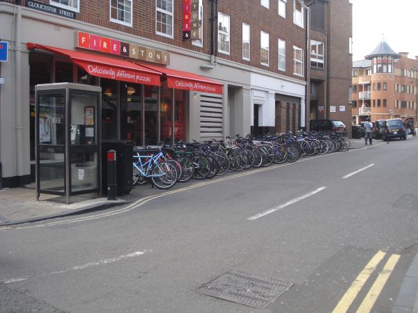O uso de bikes é tão intenso que estacionar está virando problema.