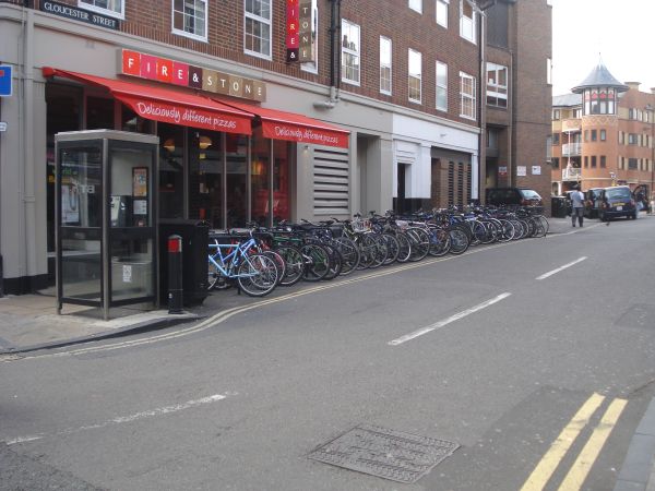 O uso de bikes é tão intenso que estacionar está virando problema.