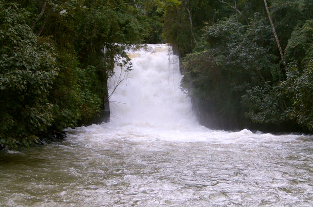 Nazaré: trecho com mata e cachoeira. Água abundante. Foto: Eduardo Ditt