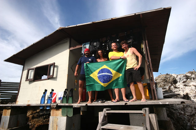 Pesquisadores na estação: da esquerda para a direita, João Luiz Gasparini, Jean-Christopher Joyeux, Werther Khroling e Osmar Luiz. Foto: Osmar Luiz Jr.