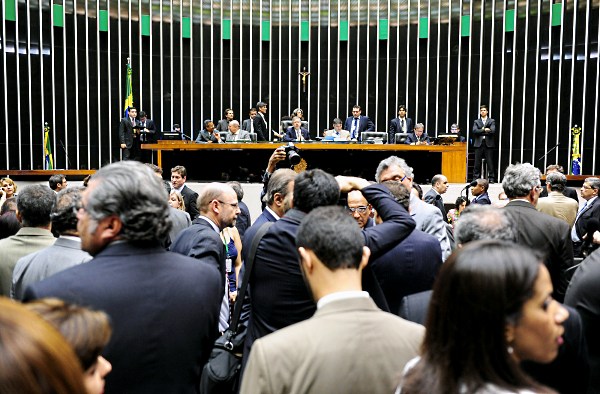 Plenário lotado, mas falta de acordo inviabilizou a votação da medida provisória do Código, que corre o risco de expirar. Foto: Gustavo Lima/Agência Câmara