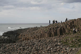 A Calçada dos Gigantes, na Irlanda do Norte, onde é preciso ir a pé até o monumento natural (foto de Ana Leonor)