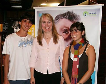 Victor Curi e Amanda Bergman, jovens brasileiros que vão para o Ártico, ao lado da escritora inglesa Gabrielle Walker (Foto: Divulgação Escola Parque)