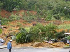 Desmoronamento sobre avenida, em Jaraguá do Sul (SC)