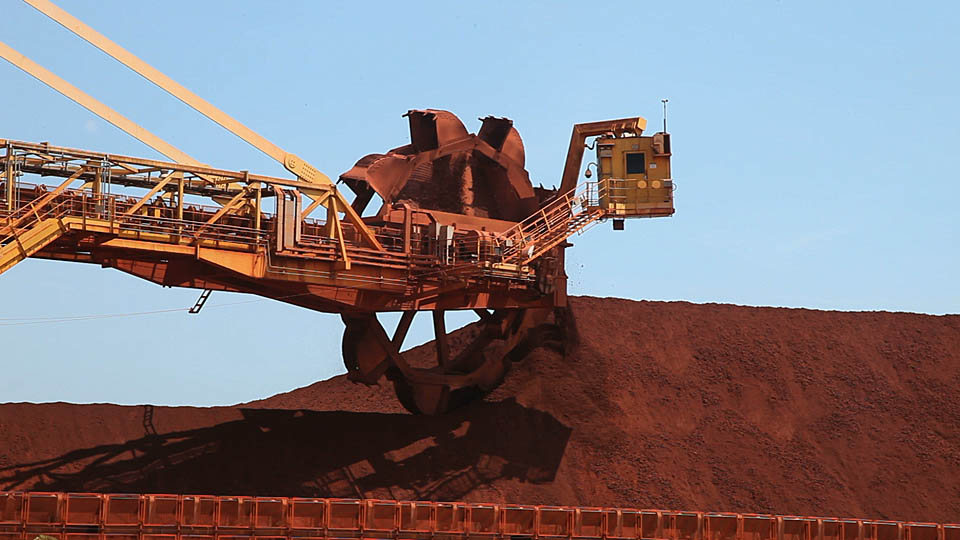 Máquina movimenta minério de bauxita na mina da Alcoa localizada em Juruti (PA). (Foto: Fernanda Ligabue)