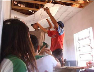 Forro recebendo a manta feita de material reciclado. Foto: Carlos Henrique Gorges Vici