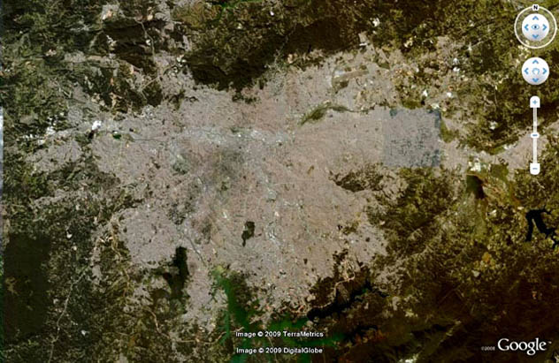 A mancha urbana de São Paulo estende seus braços no Sudeste. (Imagem: Google Earth)