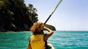 Diante da variedade de programas de lazer que o Abel Tasman oferece, remar de caiaque em suas águas verde-claras está entre as melhores opções. (Foto: Stephanie Moody)