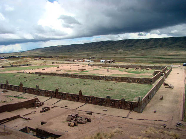 Templo de Kalasasaya, nas ruínas de Tiwanaku, visto da pirâmide de Akapana. Clique e confira imagens em slideshow.